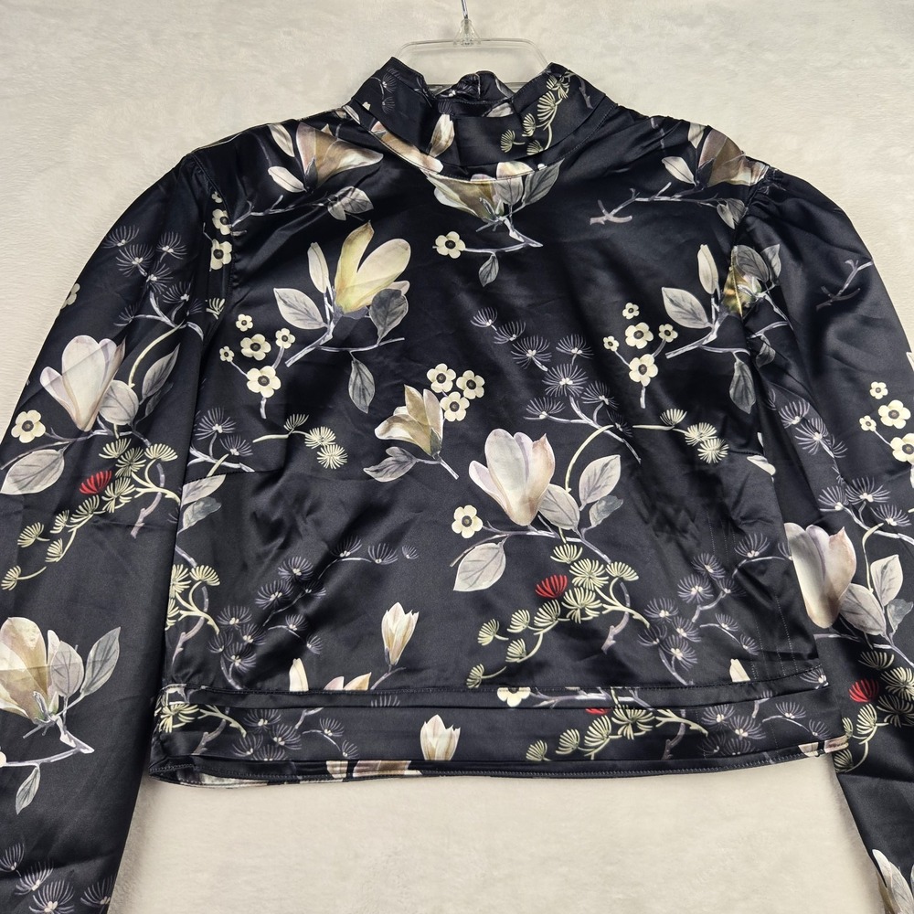 GUESS Women's Black Cream Floral Crop Blouse Size Medium Long Sleeve Satin‎ - Picture 3 of 11